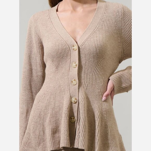 Button-Up Hourglass Cardigan - Picture 3 of 9